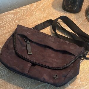 lululemon athletica woman’s crossbody Bag in Black Camo